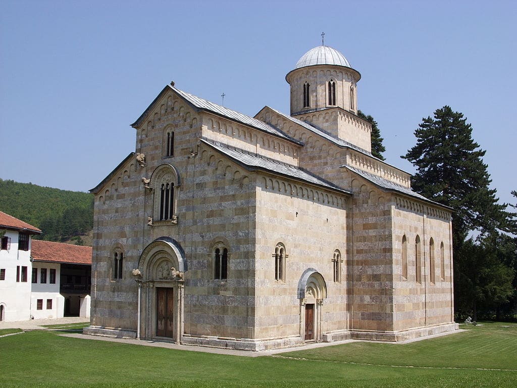 Menaces sur le monastère de Visoki Dečani : l’association Solidarité-Kosovo aide la communauté monastique à construire une muraille qui protégera l’édifice après le départ des forces de la KFOR