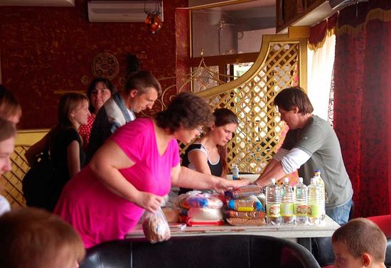 Les fidèles orthodoxes aident activement les habitants du Donbass touchés par les hostilités
