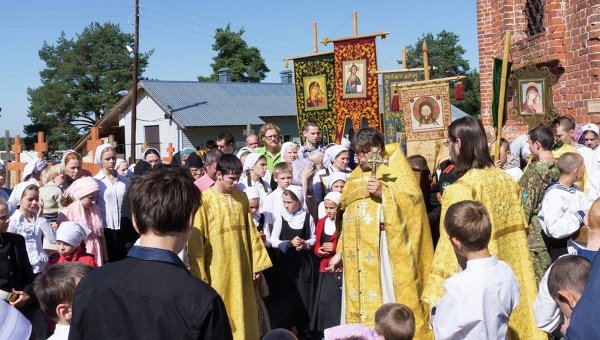 Plus de 250 enfants ont accompli une prière a genoux pour la paix en Ukraine au monastère de Yaroslav
