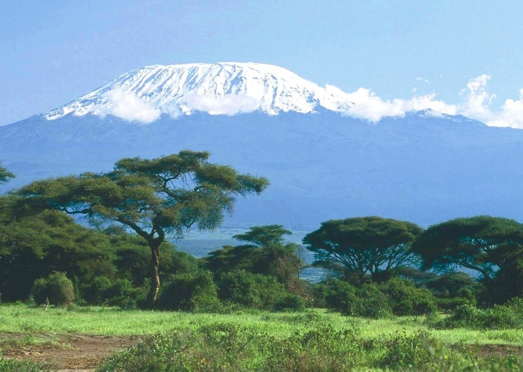 Le métropolite du Kenya Macaire est allé visiter une église orthodoxe en construction aux pieds du Mont Kilimandjaro