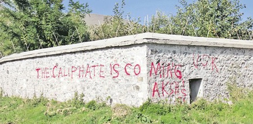 Graffitis de l’État islamique sur les murs du monastère de Dečani (Kosovo)