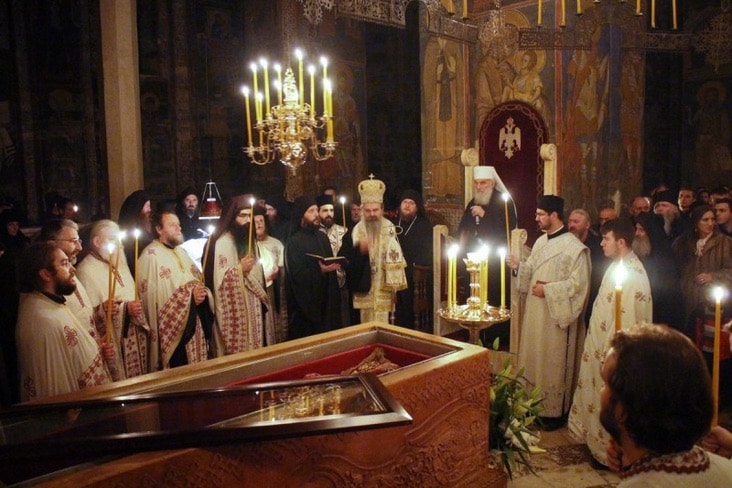 Commémoration solennelle du saint roi Étienne de Dečani, fondateur du monastère de Visoki Dečani (Kosovo).