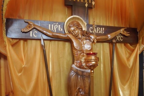 Dans l’église d’un couvent de la région d’Orlov, en Russie, une croix en bois exsude du myrrhon