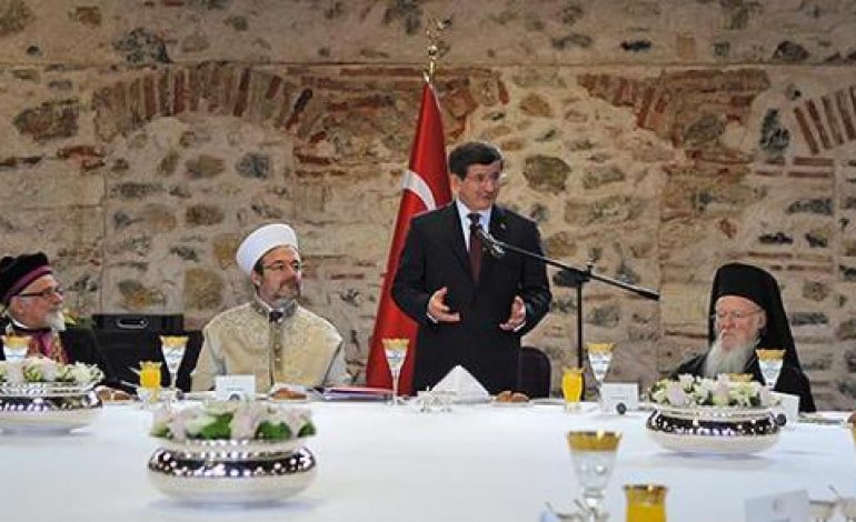 Le Premier ministre turc Ahmet Davutoğlu dénonce la discrimination religieuse