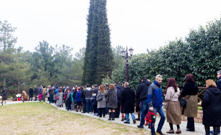 Des centaines de pèlerins vénèrent la tombe de saint Païssios, près de Thessalonique