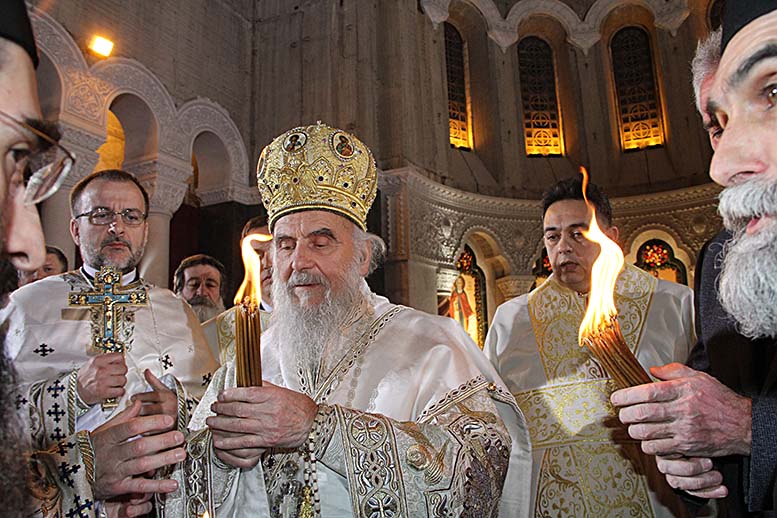 Le « feu sacré » du Saint-Sépulcre a été amené à la cathédrale Saint-Sava de Belgrade pour la fête de Pâques