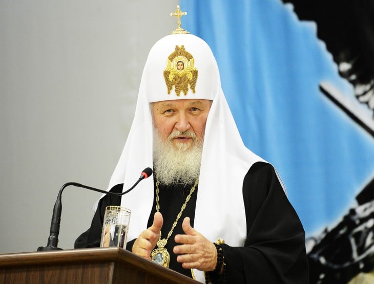 Le patriarche de Moscou Cyrille donne sa bénédiction aux pèlerins russes pour communier au monastère Saint-Pantéléimon sur le mont Athos