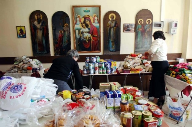 L’institution caritative « Apostoli » de l’Archevêché d’Athènes distribue 10 000 rations alimentaire chaque jour