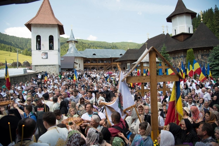 Environ 10 000 fidèles sont venus de toute la Roumanie pour vénérer la mémoire du célèbre staretz Justin (Pârvu)