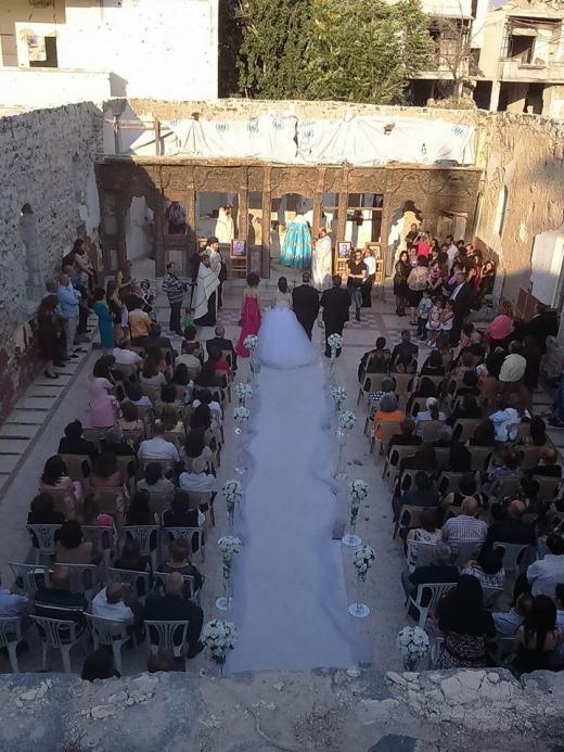 Homs (Syrie): un mariage célébré dans une église en ruine