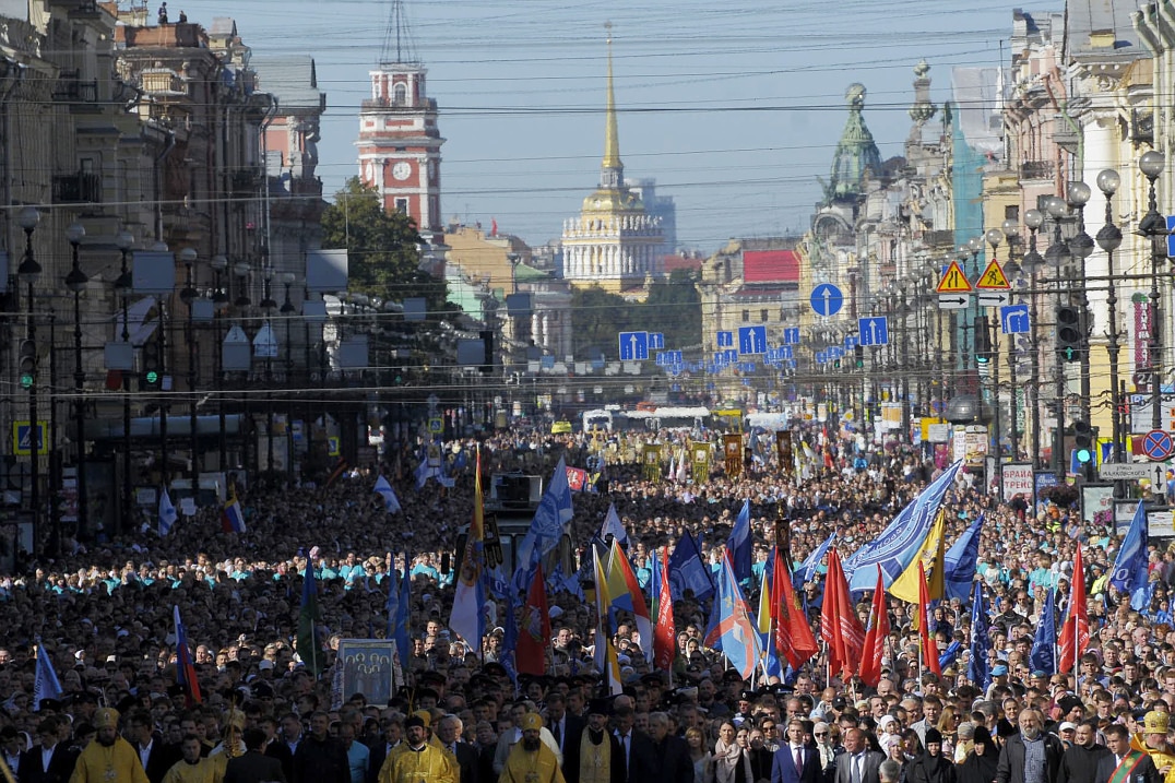 100 000 personnes ont participé à la procession en l’honneur de saint Alexandre de la Neva, à Saint-Pétersbourg