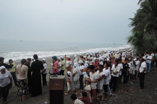 Philippines: près de 200 Philippins ont été baptisés dans l’océan