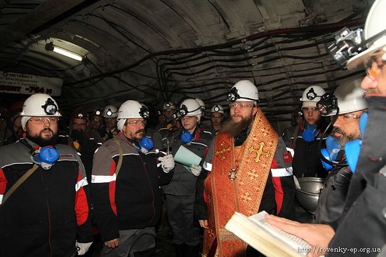L’archevêque Pantéléimon est descendu dans une mine de charbon du Donbass et a béni les mineurs avec une icône de sainte Barbara