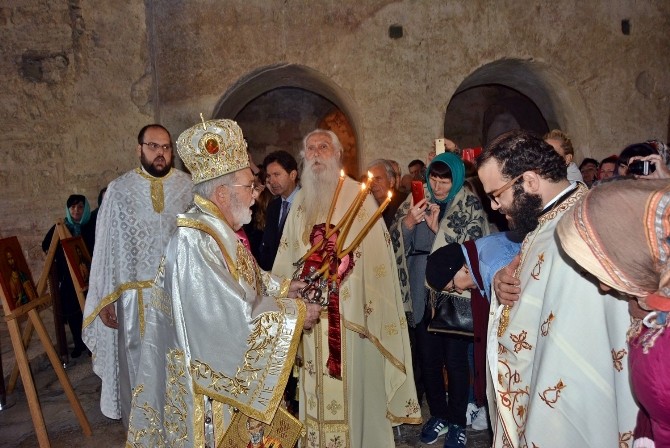 Divine liturgie en la basilique Saint-Nicolas à Myre en Lycie pour la fête du saint