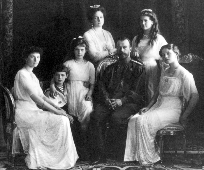 Les restes supposés des saints martyrs de la famille impériale de Russie confiés provisoirement à la garde de l’Église