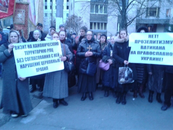 Protestation à Kiev devant l’ambassade du Vatican contre la visite du pape François en Ukraine