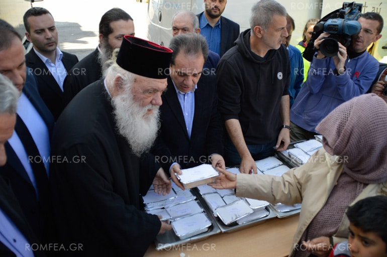 L’archevêque d’Athènes Jérôme a distribué des rations alimentaires aux migrants au port du Pirée