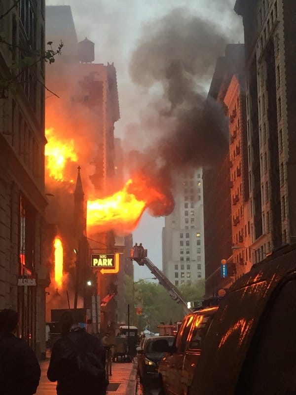 Etats-Unis: un gigantesque incendie a dévasté la cathédrale orthodoxe serbe de Manhattan