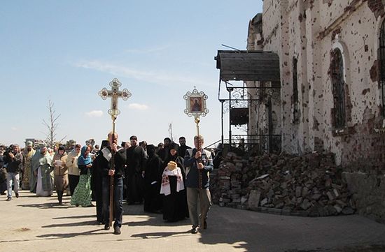 La liturgie a été célébrée dans l’église à moitié détruite de l’aéroport de Donetsk