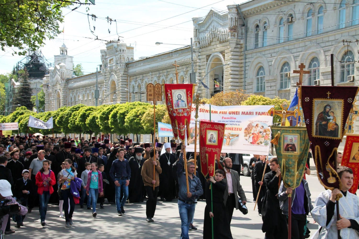 En République de Moldavie, des milliers de fidèles ont répondu à l’appel du métropolite de Chișinău Vladimir pour participer à la « marche silencieuse» destinée à défendre les valeurs de la famille traditionnelle
