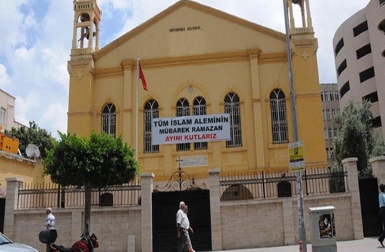 Des Turcs suspendent une bannière pro-islamique sur une église orthodoxe