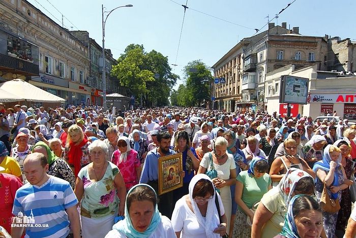 À Odessa, des milliers de fidèles ont accompli une procession pour la paix, avec des icônes de la Mère de Dieu particulièrement vénérées localement