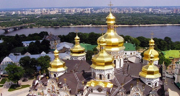 Liturgie en plein air devant la laure des Grottes de Kiev le jour de la fête de saint Vladimir