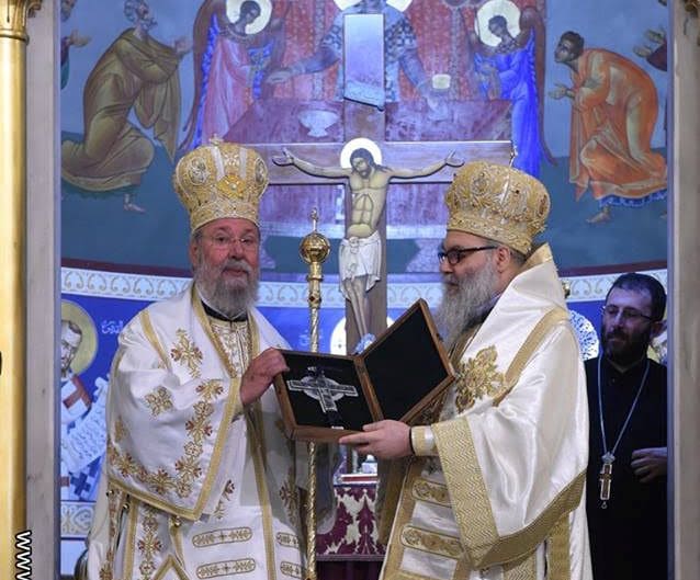 L’archevêque de Chypre concélèbre la divine liturgie en l’église de la Sainte-Croix à Kassah