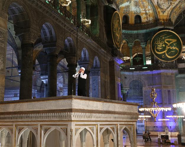 Istanbul: le premier appel à la prière musulmane depuis 85 ans par un muezzin à Sainte-Sophie