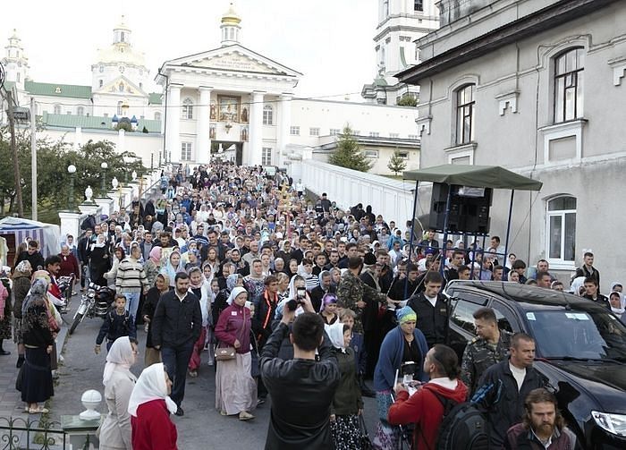 À la Laure de Potchaïev, des milliers de fidèles ont rejoint la procession pan-ukrainienne « pour la paix, l’amour et la prière pour l’Ukraine »