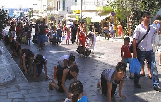 Des milliers de fidèles grecs orthodoxes en pèlerinage à Tinos pour le 15 août