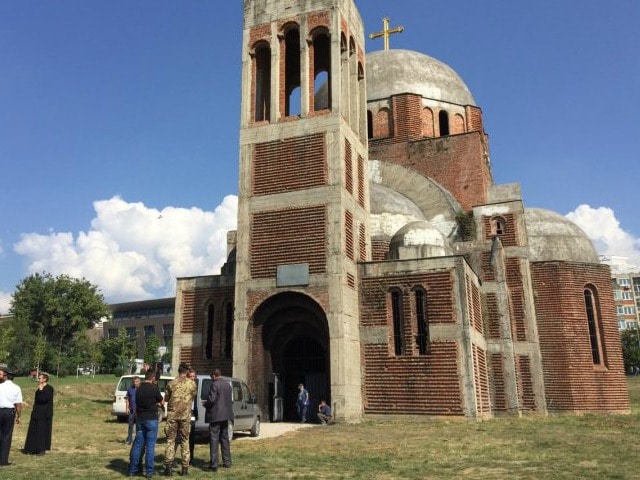 Un groupe d’étudiants de Priština (Kosovo) exige la démolition de l’église orthodoxe de la ville, dont la construction est restée inachevée