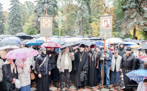 Les fidèles ukrainiens ont manifesté dans la prière devant le parlement de Kiev
