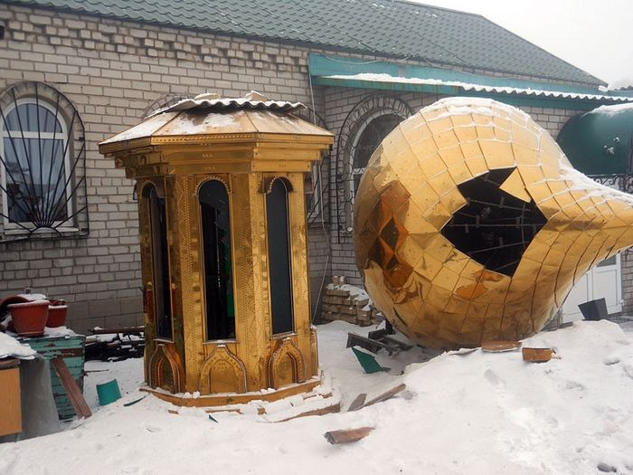 Un obus est tombé sur l’église Saint-Alexandre-de-la-Neva et l’école du dimanche à Debaltsevo dans l’Est de l’Ukraine