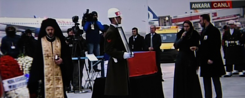 Le représentant du patriarche Bartholomée a célébré un trisagion devant le cercueil de l’ambassadeur André Karlov sur l’aéroport d’Ankara