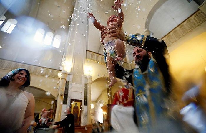 Le catholicos-patriarche de Géorgie Élie II a parrainé 800 enfants lors de leur baptême le jour de la Théophanie à Tbilissi