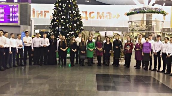 Les choristes de l’Académie ecclésiastique de Kiev ont chanté les « koliadki » à l’aéroport international de la capitale ukrainienne