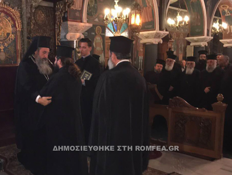 Le père Emmanuel Sarris, clerc de l’Église orthodoxe de Crète, qui avait interrompu la commémoration de son métropolite, est revenu sur sa décision