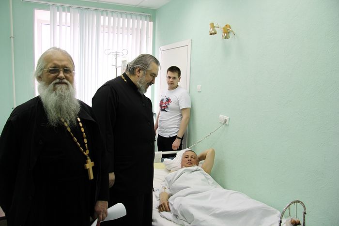Les prêtres de Saint-Pétersbourg ont rendu visite aux blessés de l’attentat terroriste