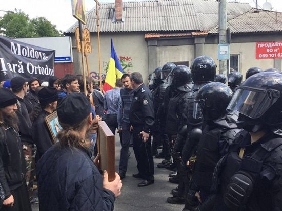 En Moldavie, des orthodoxes ont interrompu le déroulement d’une marche LGBT