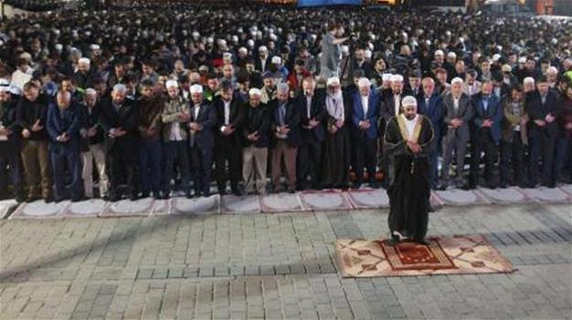 Un groupe musulman prie devant la basilique Sainte-Sophie de Constantinople, exigeant la reconversion de celle-ci en mosquée