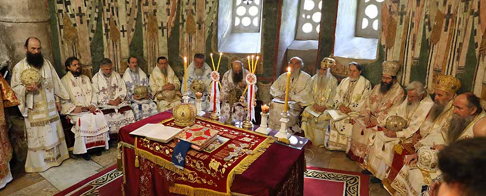 Liturgie patriarcale au monastère de Peć (Kosovo) à la veille du début de l’Assemblée des évêques de l’Église orthodoxe serbe