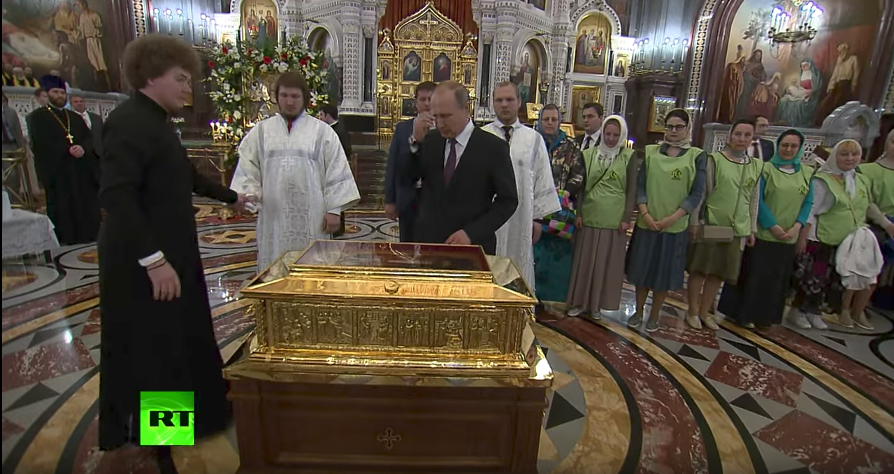 Le président Poutine a vénéré les reliques de saint Nicolas en la cathédrale du Christ Sauveur à Moscou