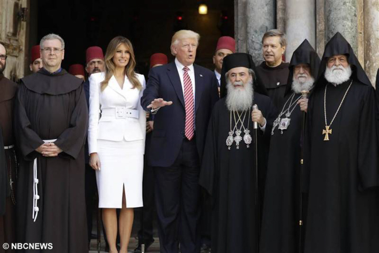 Le président américain Donald Trump a été accueilli au Saint-Sépulcre par le patriarche de Jérusalem Théophile III