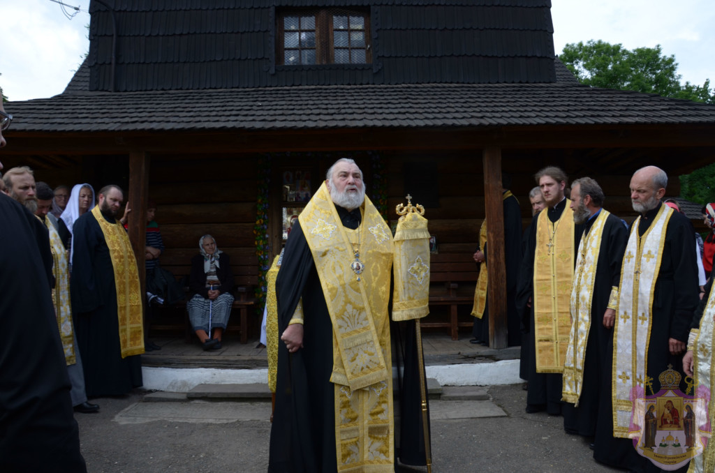 L’évêque diocésain de l’Église orthodoxe d’Ukraine a prié devant l’église scellée à Kolomyïa