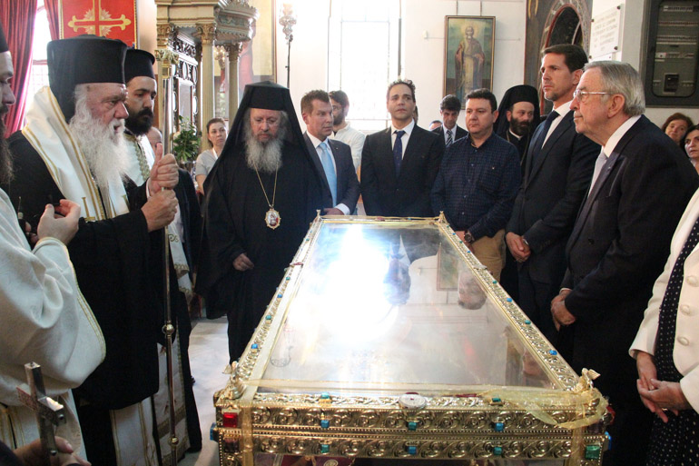 La famille royale de Grèce a vénéré les reliques de sainte Hélène qui séjournent actuellement en l’église d’Aghia Varvara, près d’Athènes