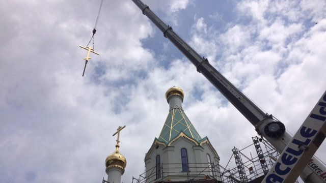 A Strasbourg : la croix est installée sur la flèche de la nouvelle église orthodoxe russe