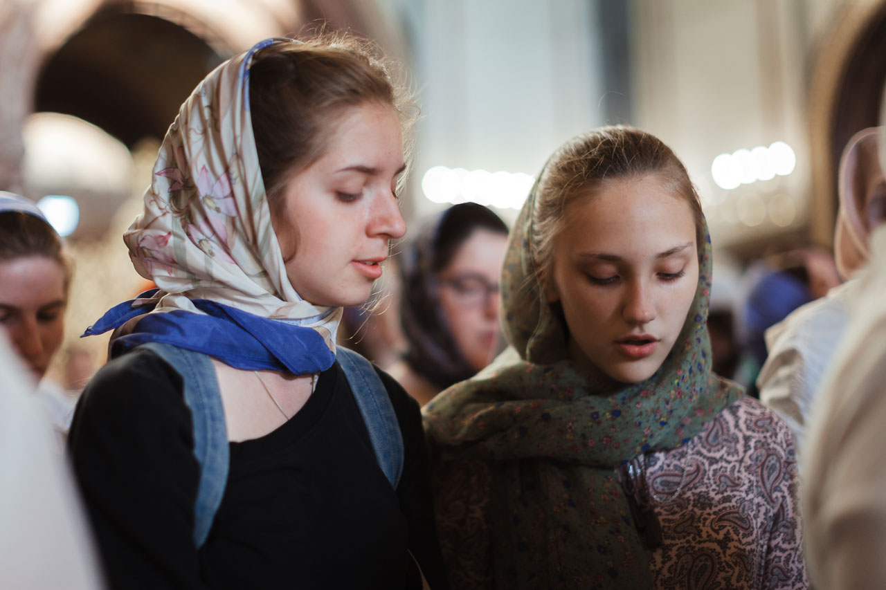 À Moscou l’office d’intercession à saint Nicolas destiné à la jeunesse a rassemblé 800 jeunes gens et jeunes filles