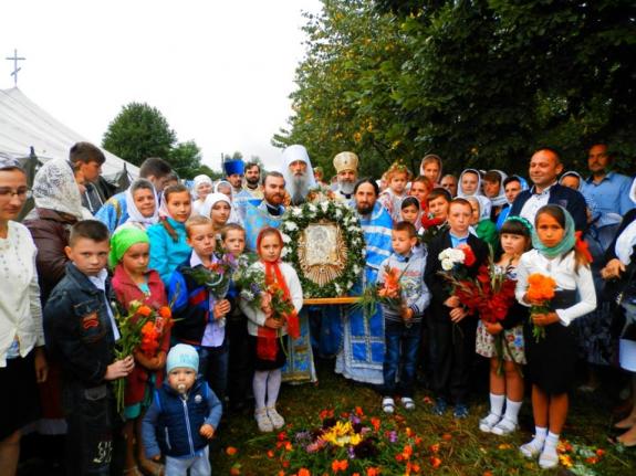 Dans la région de Ternopol, les paroissiens de l’Église orthodoxe d’Ukraine, chassés de leur église par les schismatiques, ont célébré leur fête patronale sous une tente