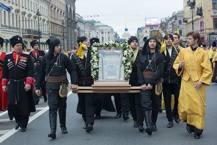 À Saint-Pétersbourg, 100 000 personnes ont participé à la procession de saint Alexandre de la Neva avec l’icône miraculeuse de la Mère de Dieu de Soumela, venue de Grèce
